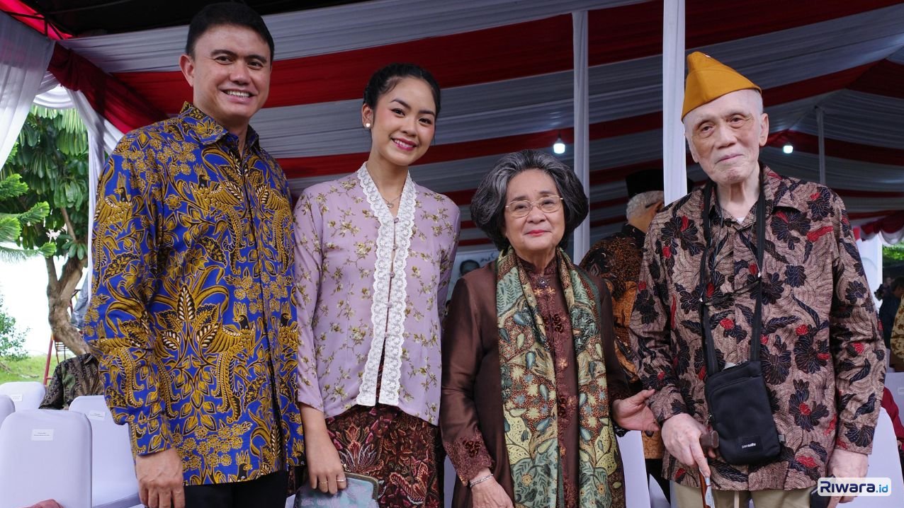 KPH Roy Rahajasa Yamin berdiri paling kiri pemilik PT Rahajasa Media Internet Radnet yang perusahaannya memperoleh putusan sebagian dari BANI dalam sengketa pelaksanaan Program KPU USO